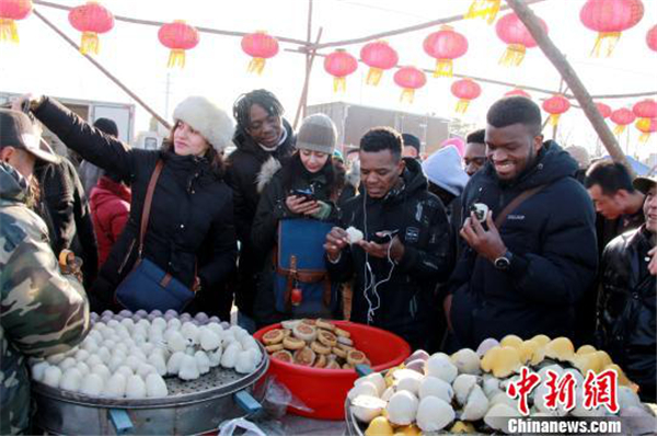 International students tour Puhe market