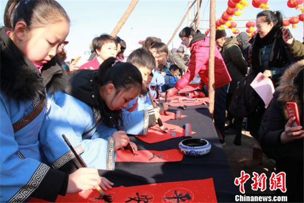 International students tour Puhe market