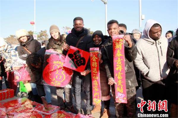 International students tour Puhe market