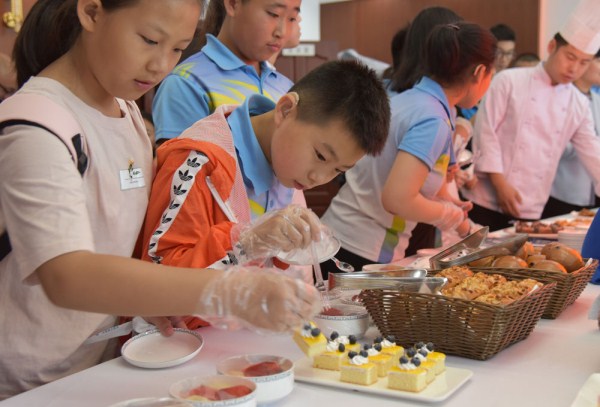 Airline gives hearing-impaired youngsters taste the high life