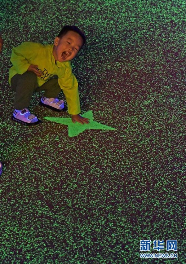 Fluorescent runway introduced in Shenyang