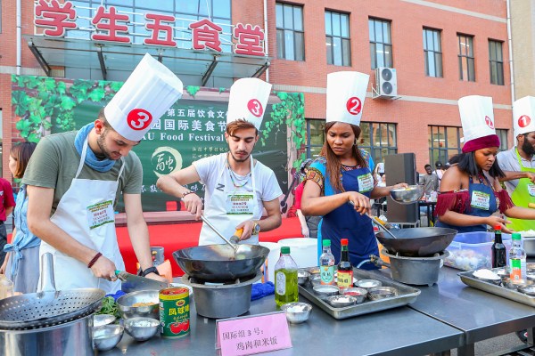 Shenyang Agricultural University holds food festival