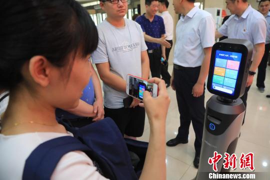 NE China’s first highly intelligent government service robot unveiled