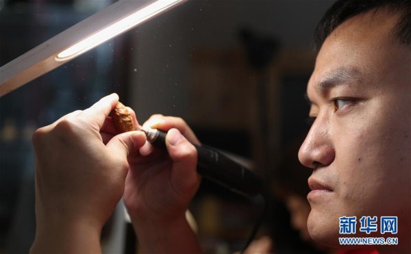 Disabled man establishes free nut-carving center