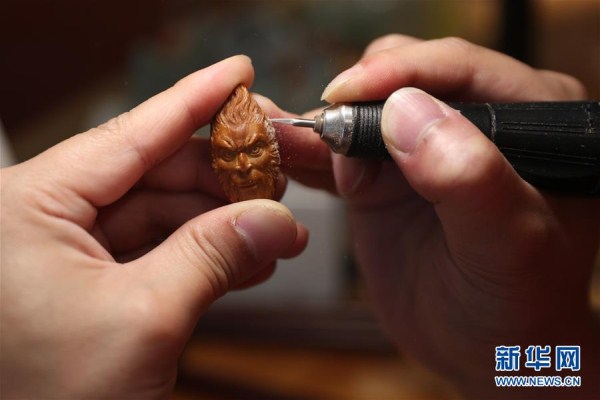 Disabled man establishes free nut-carving center
