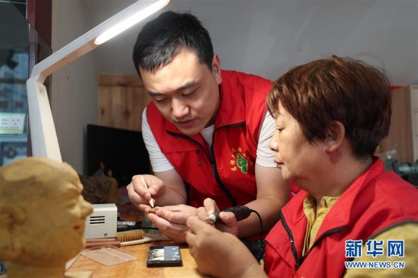 Disabled man establishes free nut-carving center