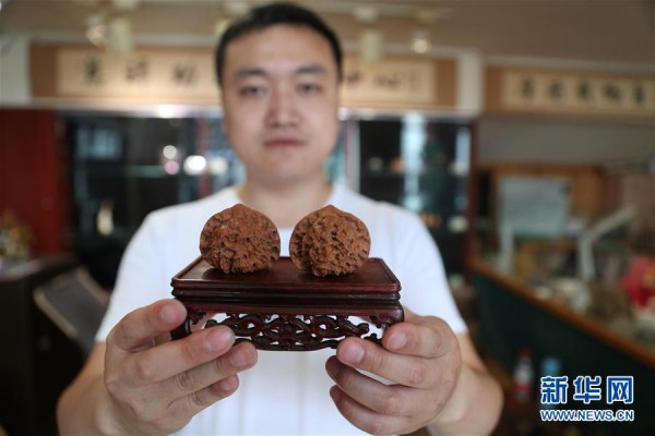 Disabled man establishes free nut-carving center