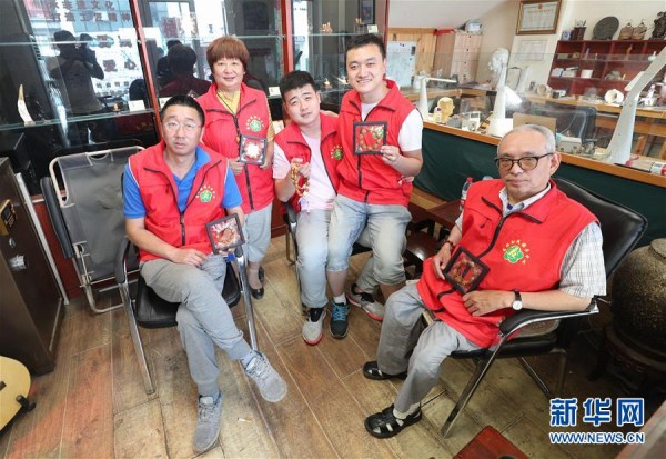 Disabled man establishes free nut-carving center