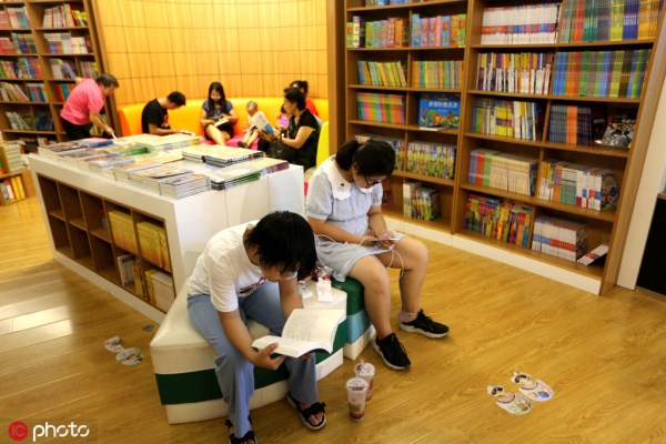 Shenyang locals escape summer heat at book stores