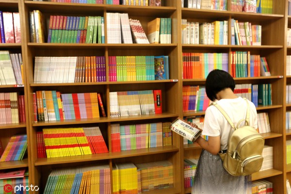 Shenyang locals escape summer heat at book stores