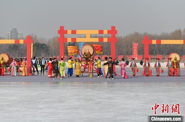 Shenyang holds dragon boat race on ice