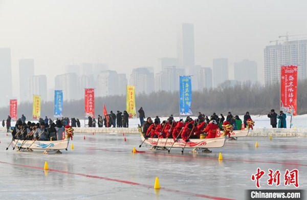 Shenyang holds dragon boat race on ice