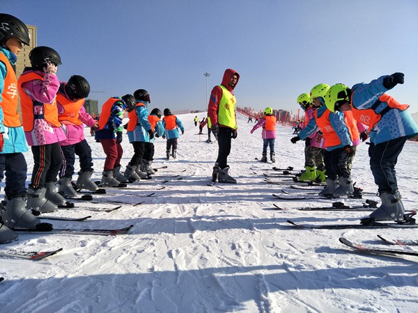 Ice and snow carnival kicks off in Yuhong district