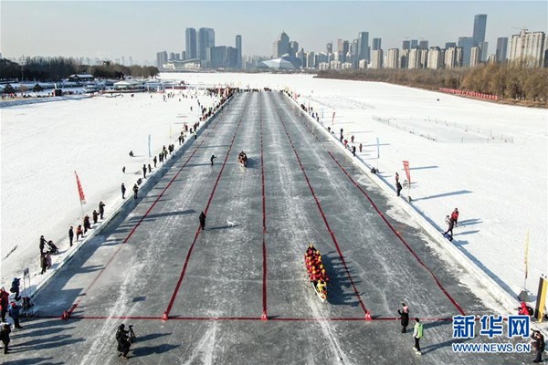 Shenyang people enjoy fun during dragon boat event on ice