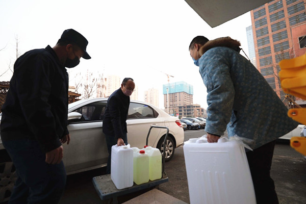 Railway worker donates medical materials