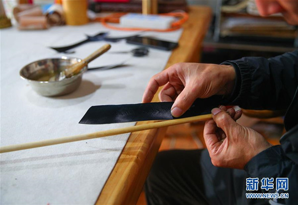 Shenyang craftsman passes on skills of making Xibe bows