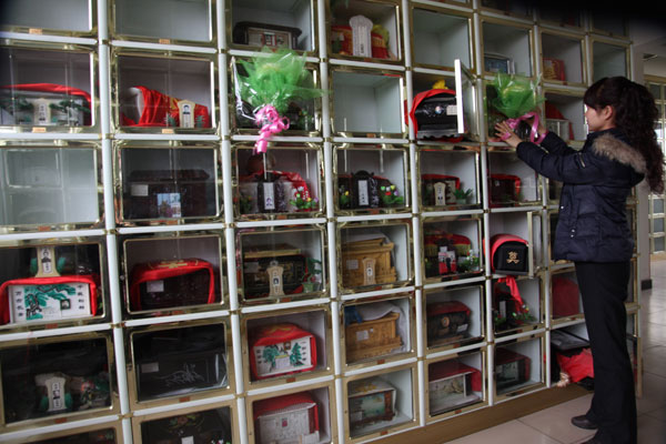 A woman stocks shelves at a funeral home in Meishan city, Sichuan province. Yao Yongliang / for China Daily Enhancing final farewell