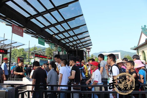 Tourists to Wudang surge for Dragon Boat Festival