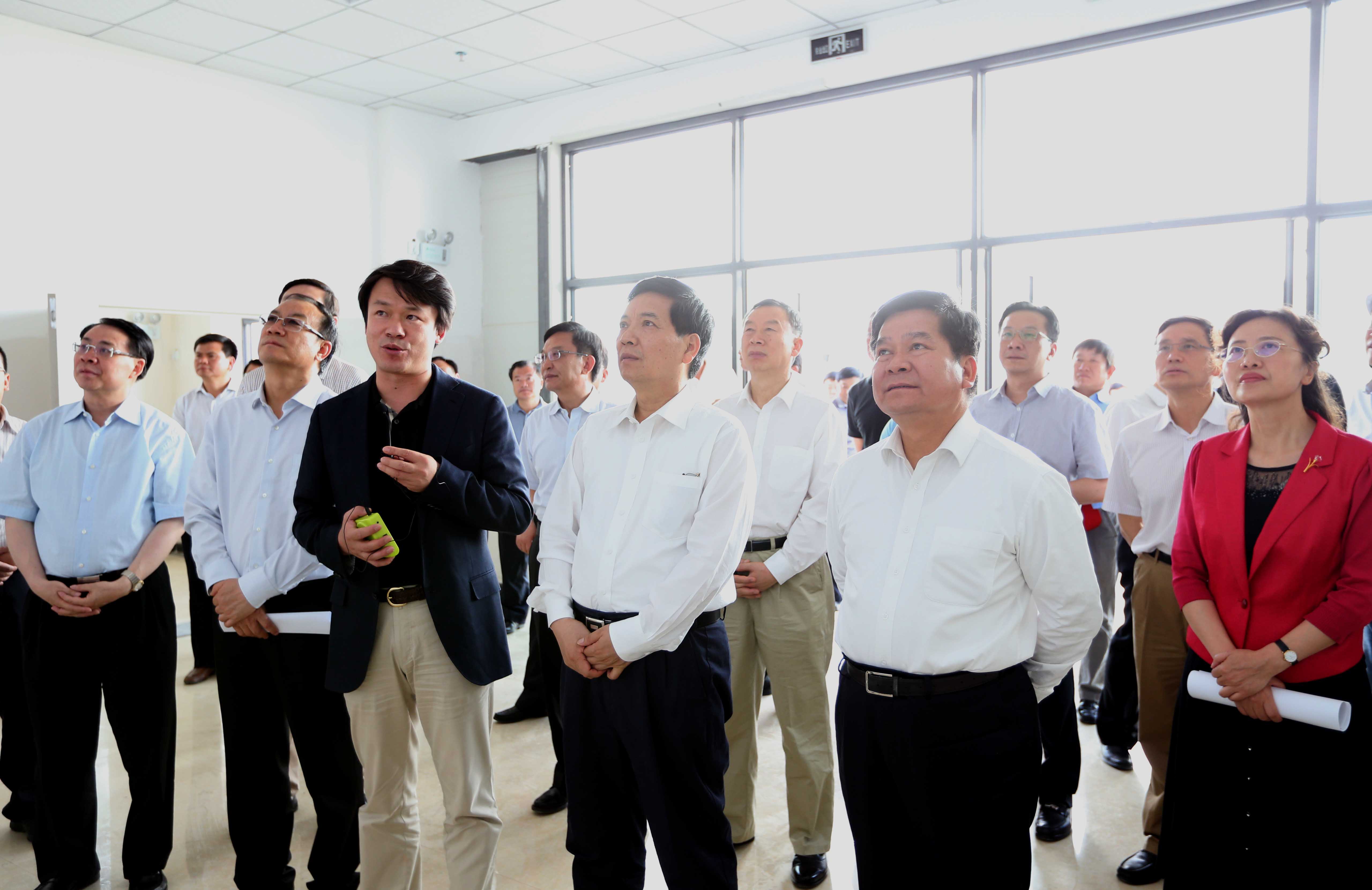 Qin Guangrong, secretary of Yunnan provincial party committee, and Li Jiheng, governor of Yunnan province, learn the Bishuiyuan membrane technology in Yunnan Origin Water Co., Ltd. which is still being built. Key projects break ground in Kunming