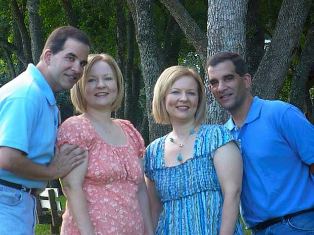 Twins marry twins<BR>美國驚現'雙雙胞胎'家庭