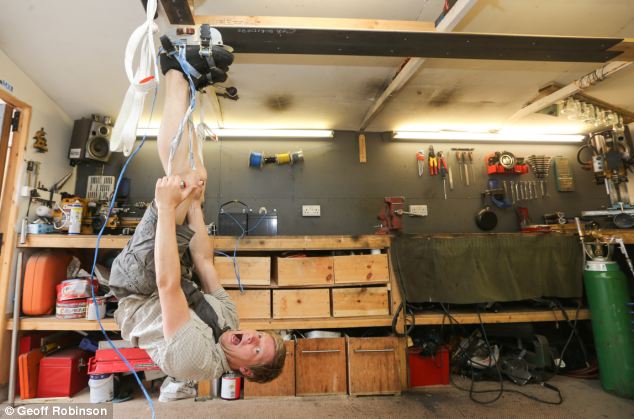 Magneto shoes invented<BR>英男子自制'磁力鞋'(圖)