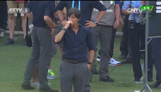 Loew picks his nose again<BR>德主帥勒夫挖鼻屎(圖)