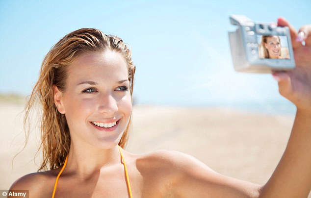 80% of women edit snaps<BR>八成女性進入'假面時代'