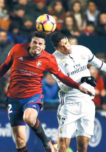 Headers linked to brain damage in pros