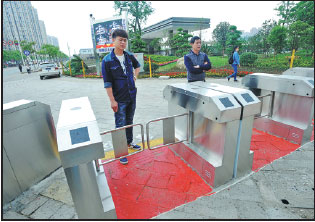 Gates cramp style of Wuhan jaywalkers