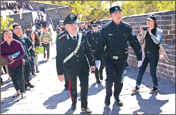 Chinese police to walk beats in Italy