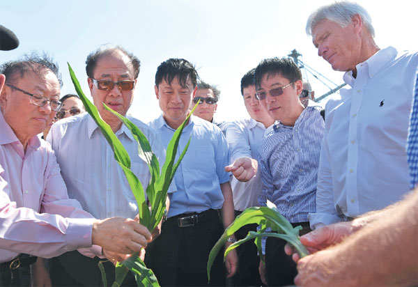 Chinese researchers tour Iowa farm