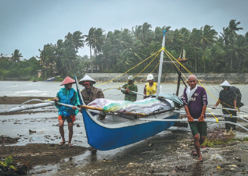 Thousands stranded as typhoon hits Philippines during holiday