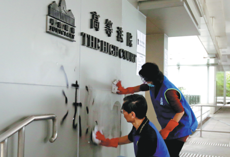 Violence spoils peaceful New Year's march in HK