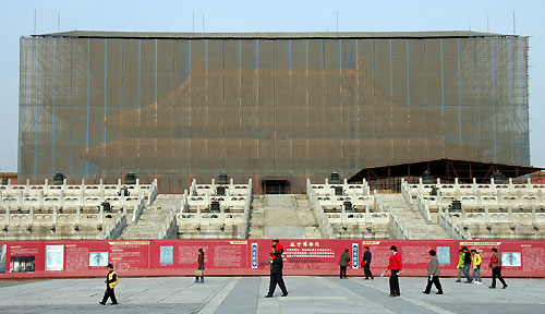 The Imperial Palace under facelift on November 16, 2006. [newsphoto]