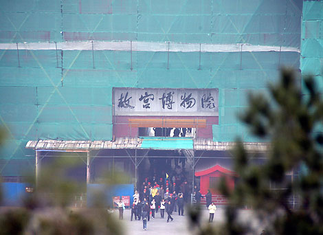 The Imperial Palace under facelift on November 16, 2006. [newsphoto]