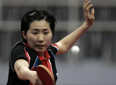 South Korea's Dang Ye-seo returns a shot to Li Jiao from the Netherlands during the women's round of the last 16 of the World Team Table Tennis Championships in the southern Chinese city of Guangzhou February 27, 2008. South Korea, the United States and Germany were all knocked out from the quarter-finals of the world table tennis team championships Wednesday evening. [Agencies]