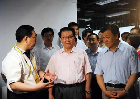 Senior leader Li Changchun(center) inspects the 2008 Beijing International Media Center (BIMC) in Beijing July 10, 2008.