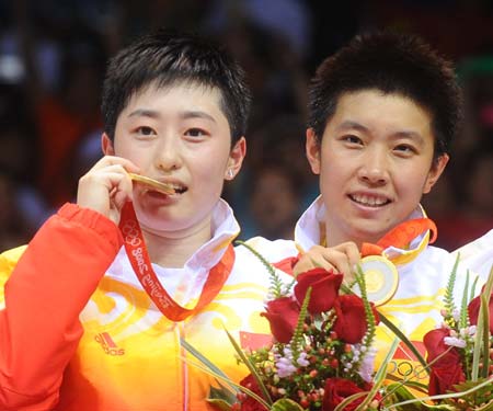 Gold medalists Yu Yang (L)/Du Jing of China pose on the podium during the awarding ceremony of women's doubles of the Beijing 2008 Olympic Games badminton event in Beijing, China, Aug. 15, 2008. (Xinhua/Luo Xiaoguang)