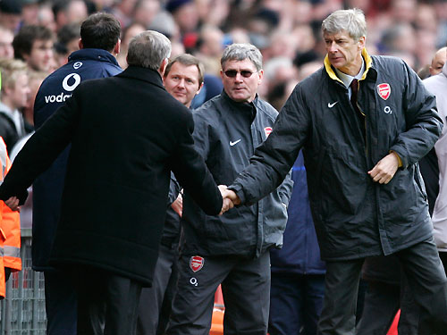 Arsenal's manager Arsene Wenger (R) shakes the hand of Manchester United's manager Alex Ferguson (L)