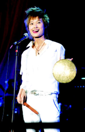 Chinese pop star Li Yuchun performs during her solo concert in Shanghai Grand Stage May 22, 2006. Li was the winner of the 2005 Super Female Voice competition, the Chinese version of American Idol, a televised American singing competition program. Picture taken May 22, 2006.