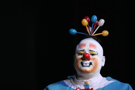 A clown performs at an international clown convention in Mexico City October 18, 2006. 