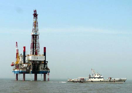 A general view shows the newly found Jidong Nanpu oilfield in Bohai Bay of north China's Hebei province May 10, 2007. China's newly found oilfield in Bohai Bay has a reserve of one billion tons, or about 7.35 billion barrels, the largest discovery in the country over four decades, announced the China National Petroleum Corporation, Xinhua News Agency reported. [Xinhua]