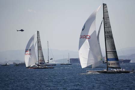 America's Cup Challengers Luna Rossa Challenge of Italy (L) and BMW Oracle Racing of the U.S. race downwind during their semi-final Race 1 at the Louis Vuitton Cup in Valencia May 14, 2007.