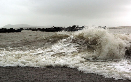Typhoon Kaemi displaces over 500,000
