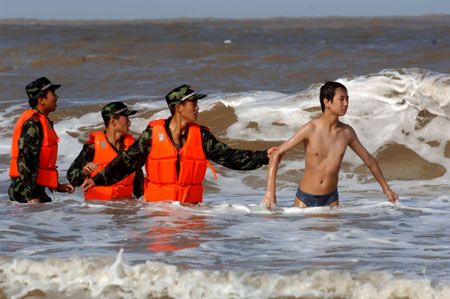 Typhoon Kaemi displaces over 500,000