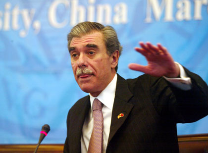 US commerce secretary visits China