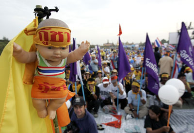 Thaksin meets Cabinet members at golf course