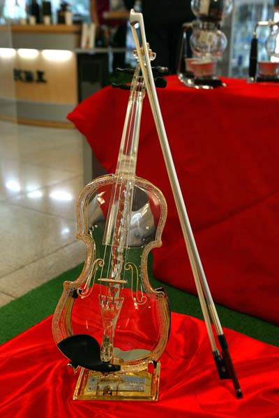 Glass violin debuts in Beijing