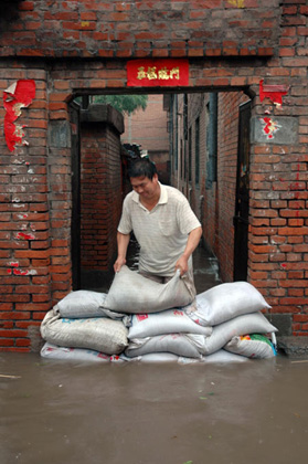 Torrential rain hits Henan