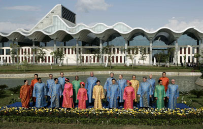APEC leaders take family photo